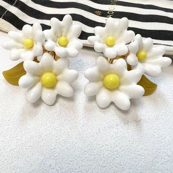 New! $148 Lele Sadoughi Petunia Bouquet Clip-On Earrings - Picture 5 of 5